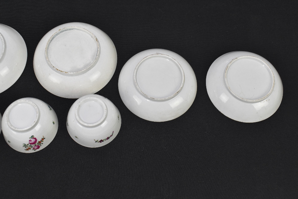 A group of ten 18th/19th century tea bowls, together with five saucers. - Image 7 of 7