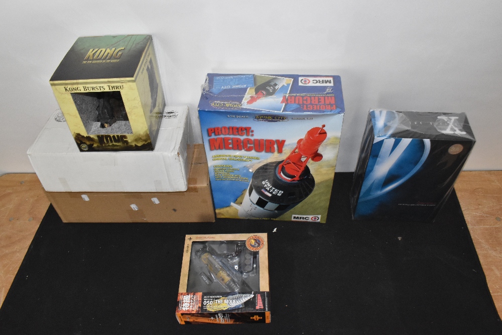 A collection of model kits and figures including official movie merchandise Kong Bursts Through, MRC - Image 2 of 2