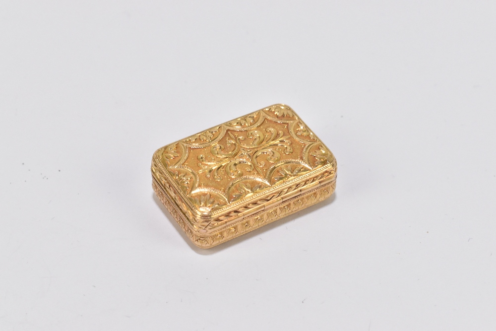 A late 18th/early 19th century yellow metal vinaigrette of rounded rectangular form, decorated - Image 3 of 4