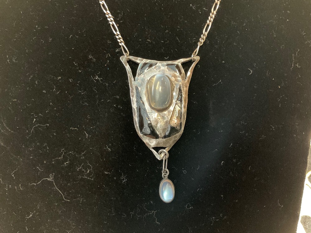 An Art Nouveau style white metal black enamelled and moonstone set necklace, with fetter and curb - Image 3 of 4