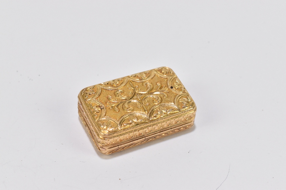 A late 18th/early 19th century yellow metal vinaigrette of rounded rectangular form, decorated - Image 4 of 4