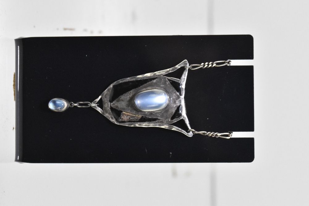 An Art Nouveau style white metal black enamelled and moonstone set necklace, with fetter and curb - Image 2 of 4