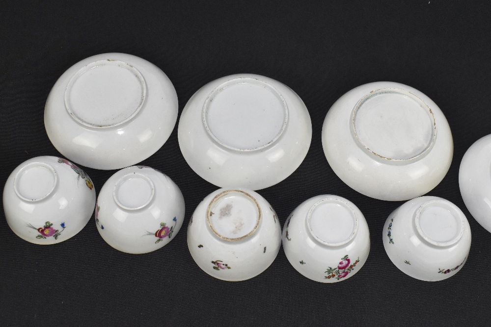 A group of ten 18th/19th century tea bowls, together with five saucers. - Image 6 of 7