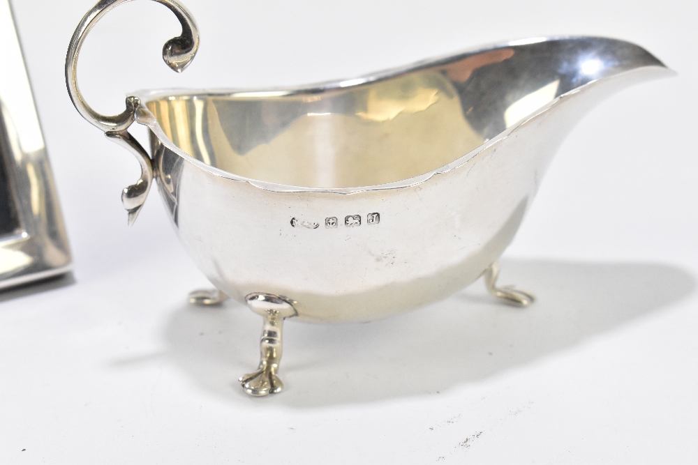 MARSON & JONES; a George V hallmarked silver sauce boat, Birmingham 1933, approx weight 1.99ozt/62g, - Image 3 of 3