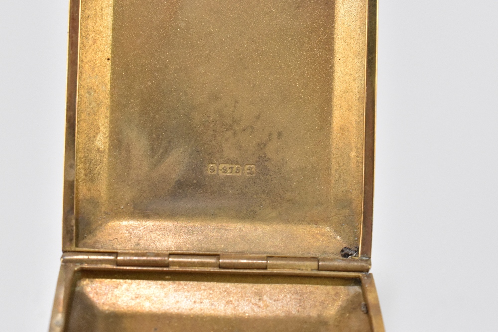 A 9ct yellow gold matchbook case with Greek key engine turned decoration and vacant rectangular - Image 5 of 5