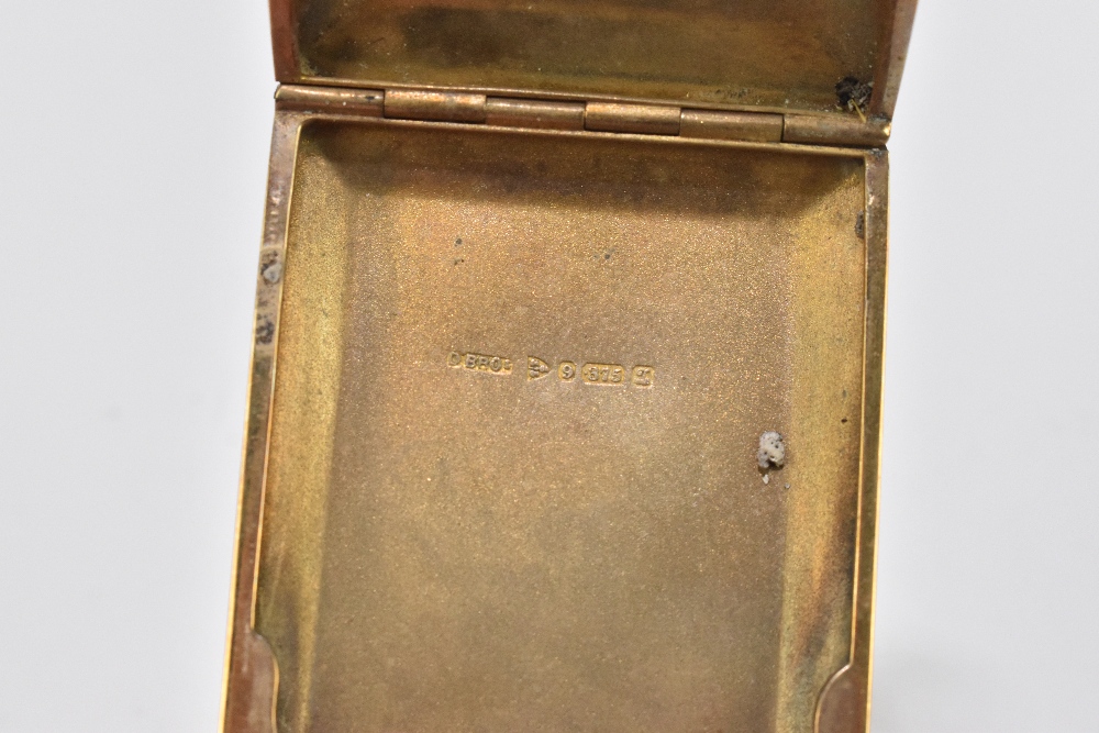 A 9ct yellow gold matchbook case with Greek key engine turned decoration and vacant rectangular - Image 4 of 5