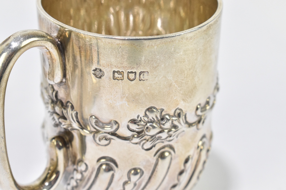 A late Victorian hallmarked silver christening mug with engraved inscription, London 1900, height - Image 4 of 4
