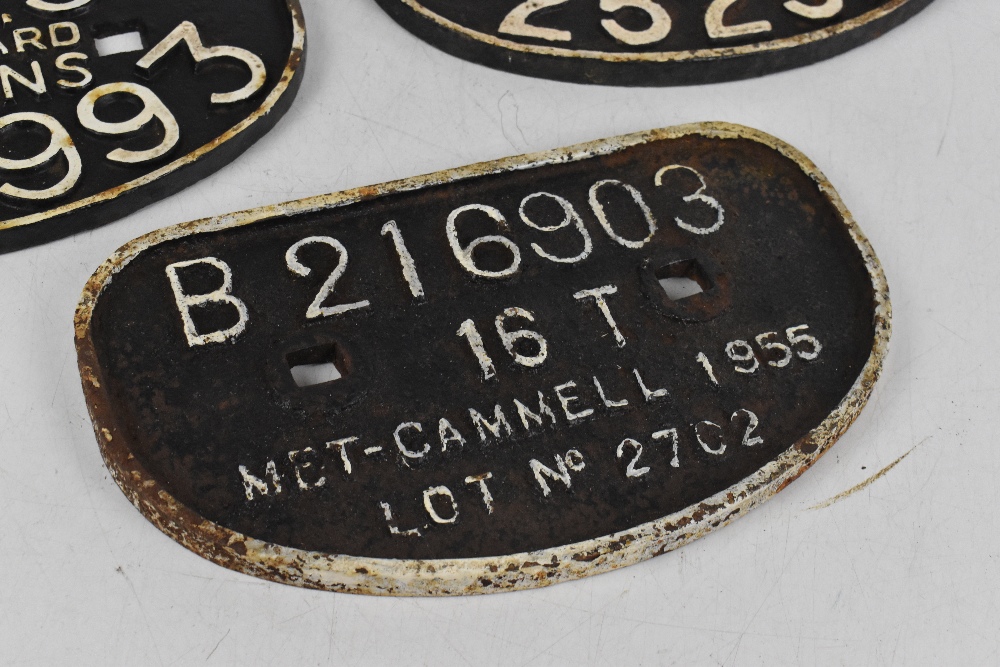 Three cast iron railway plates, comprising a LNER 21 tonnes plate, dated 1941, and number 252515, an - Image 2 of 3