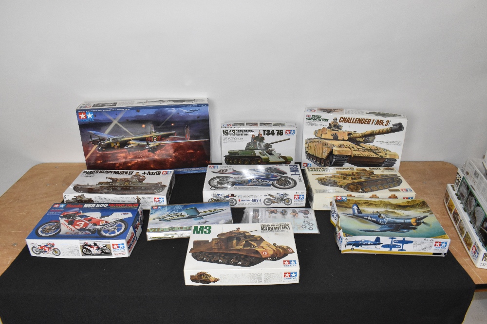 TAMIYA; a large collection of boxed model kits including Lotus 25, Mitsubishi A6M20 Fighter, Porsche - Image 3 of 5