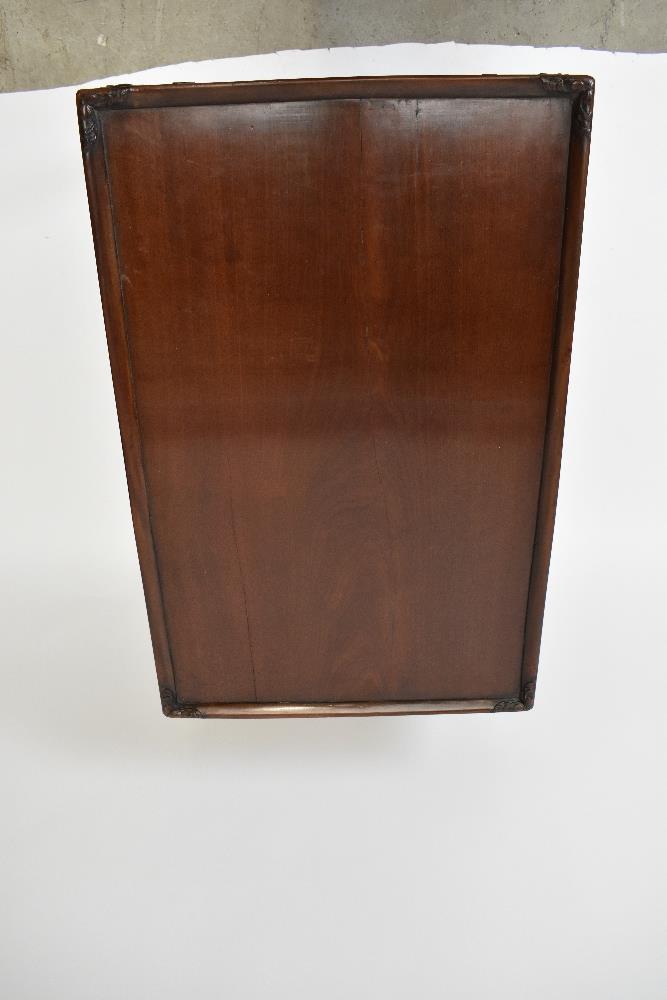 An 18th century Irish mahogany silver table, the rectangular top with moulded raised border above - Image 5 of 8