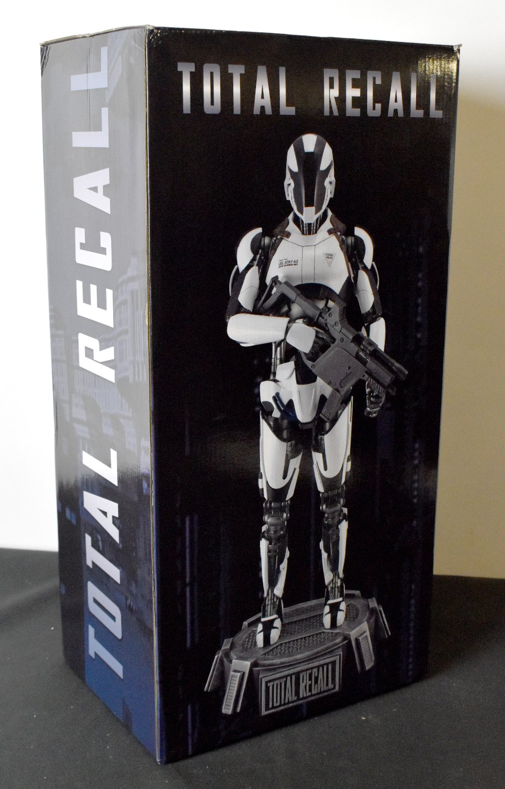 HOLLYWOOD COLLECTABLES GROUP; a boxed limited edition figure 'Total Recall Synth', 024/500.