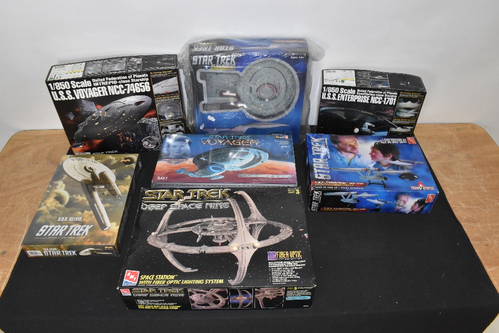 STAR TREK; seven boxed model kits including Bandai USS Voyager, AMI USS Enterprise, Ravell Star - Bild 2 aus 2