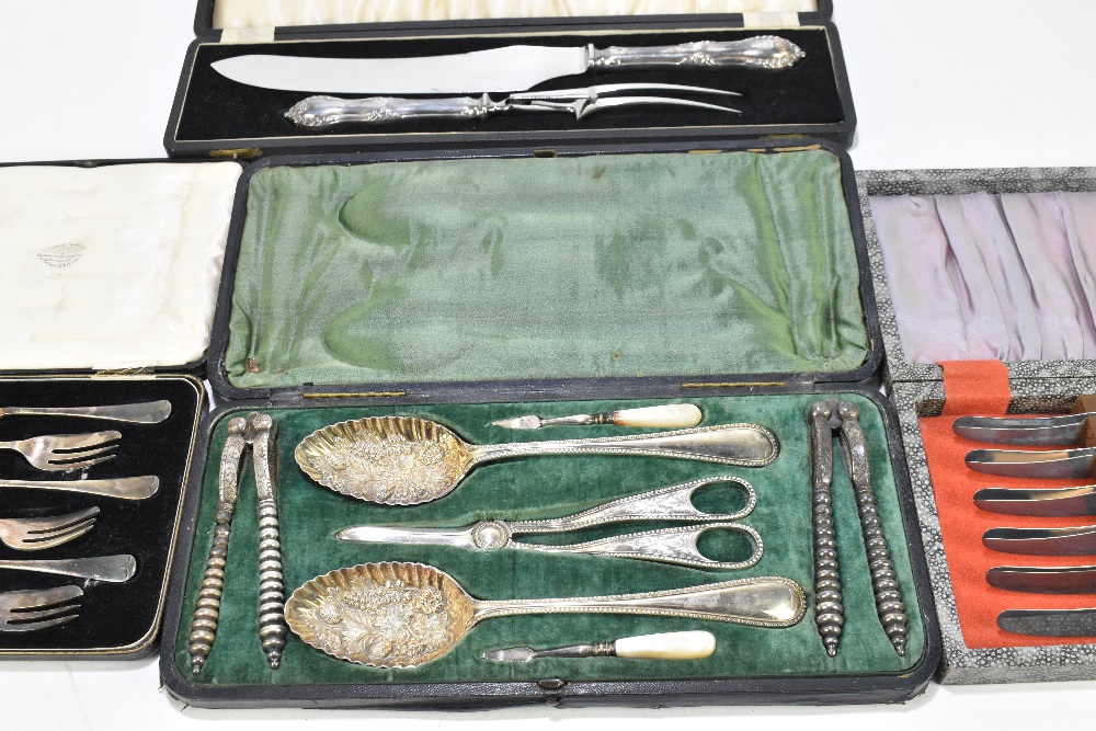 A silver plated cased set containing a pair of nut crackers, a pair of berry spoons, grape - Image 3 of 3