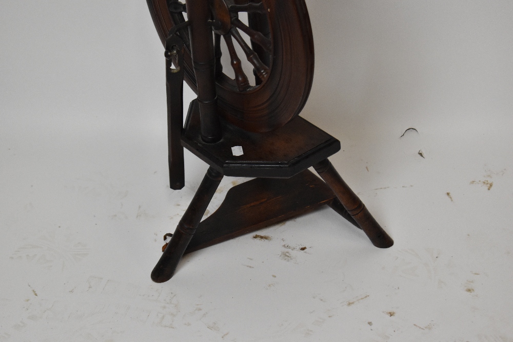 An early 19th century stained pine and oak spinning wheel, height 90cm. - Image 3 of 3