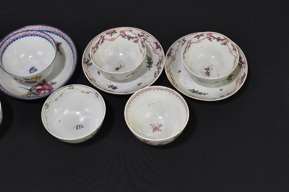 A group of ten 18th/19th century tea bowls, together with five saucers. - Image 4 of 7