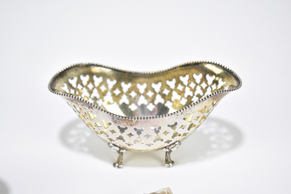 A pair of sterling silver bonbon dishes of oval form with cast beaded rims and pierced decoration to - Image 3 of 3