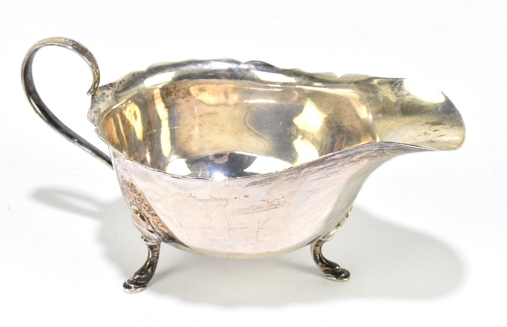 MAPPIN & WEBB; a George VI hallmarked silver sauceboat, Sheffield, 1941, approx weight 3.13ozt/97g.