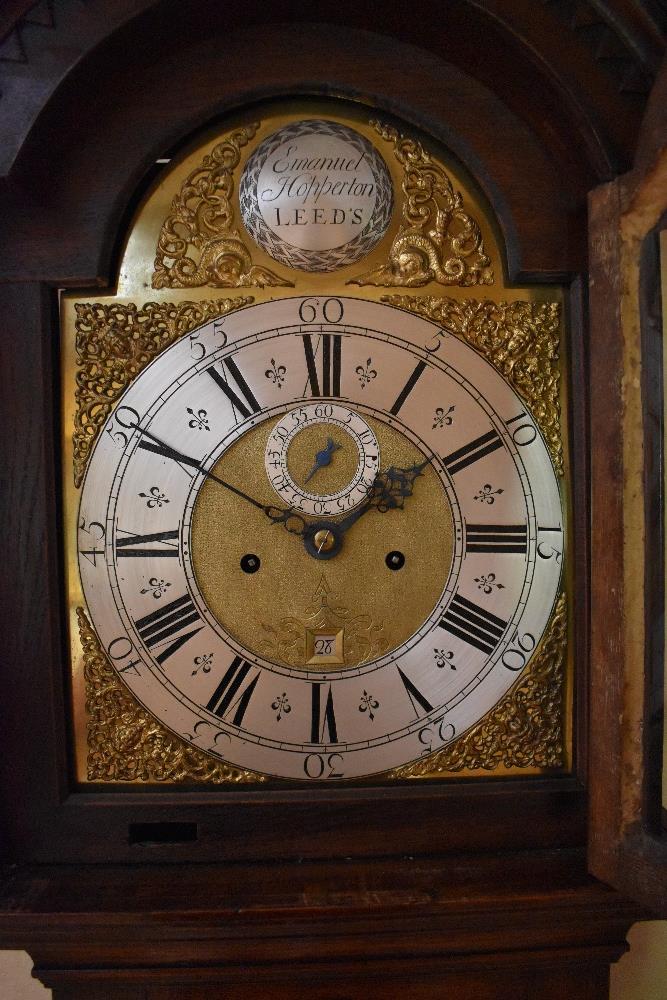 A George III oak longcase clock, the arched hood and dial with Roman numerals to the silvered - Bild 2 aus 4