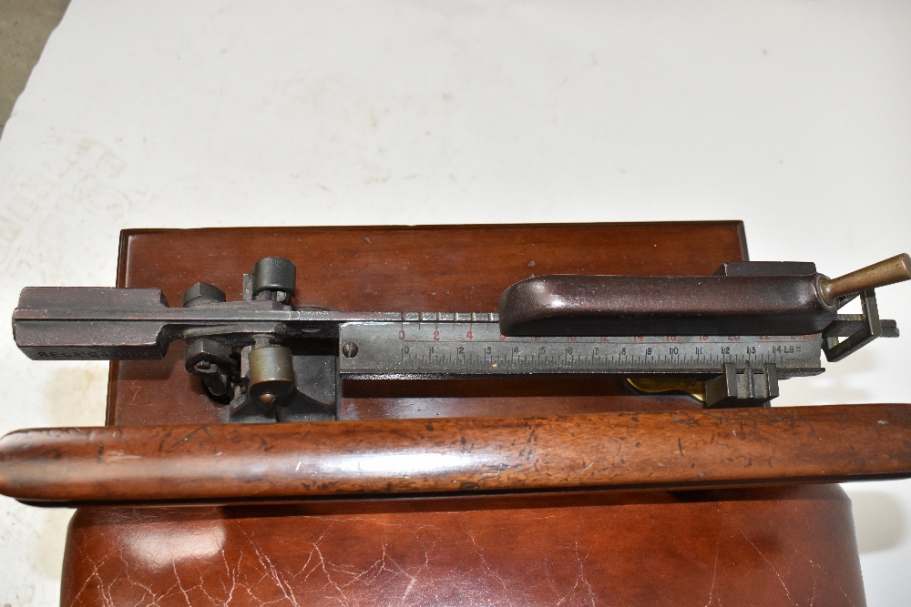 A set of Edwardian mahogany jockey or gentlemen's club scales, the brown leather stud decorated seat - Bild 3 aus 6