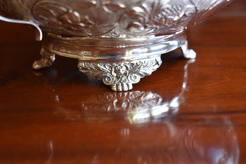 GEORGE HUNTER II; a George IV hallmarked silver and embossed twin handled sugar bowl with traces - Image 4 of 4