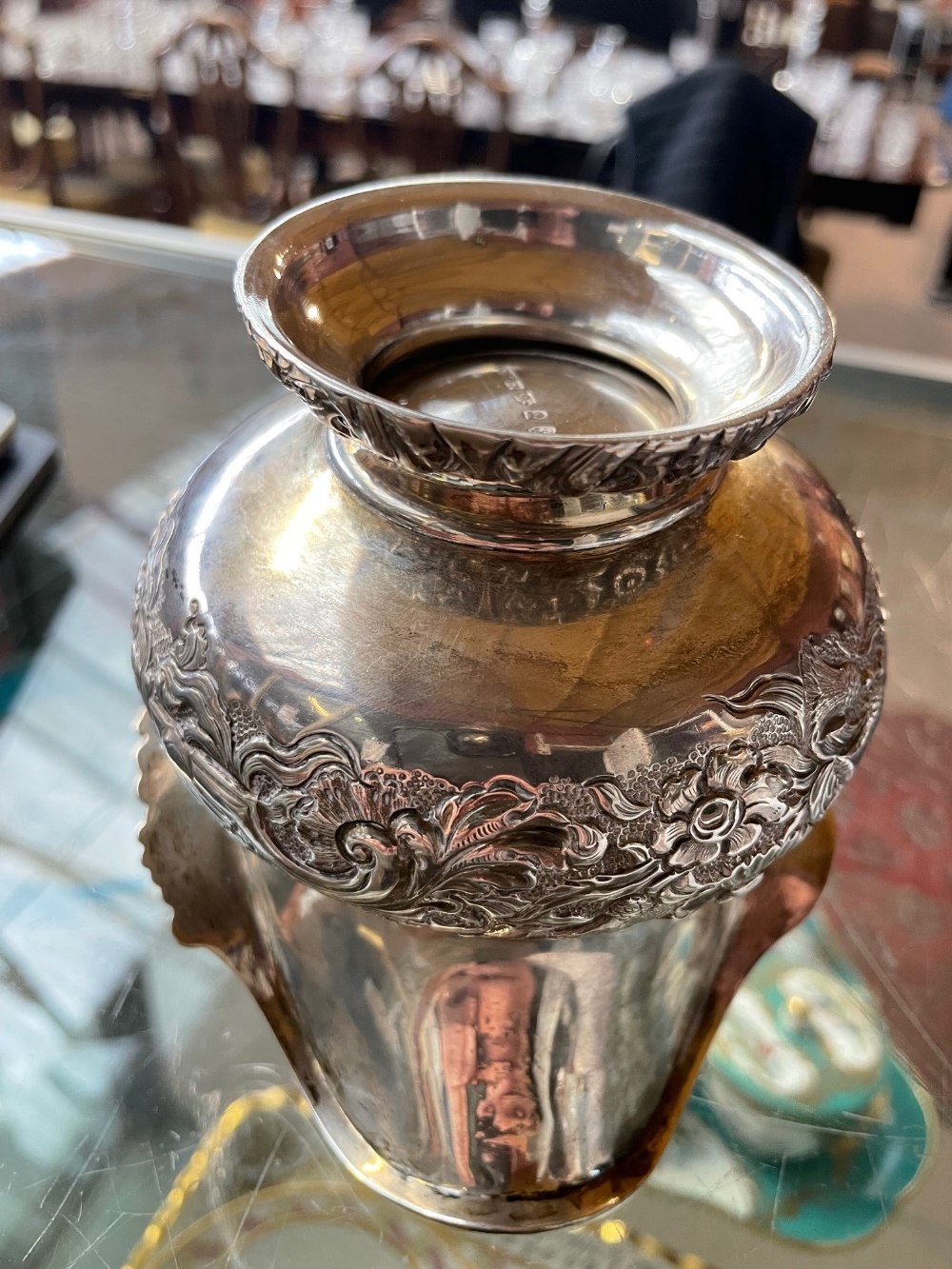 A George IV hallmarked silver cream jug with ornate scroll handle and embossed main body decorated - Bild 6 aus 6