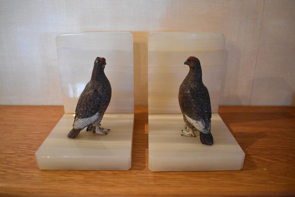 A pair of 1930s Austrian cold painted figures of grouse mounted on polished white onyx bookends, - Bild 2 aus 3