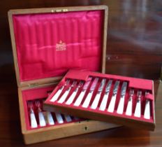 MAPPIN & WEBB; an Edwardian oak cased silver bladed and mother of pearl handled set of twelve
