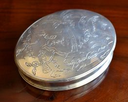 SB; an unusual 18th century oval snuffbox, the lid engraved with twin stylised birds, one with