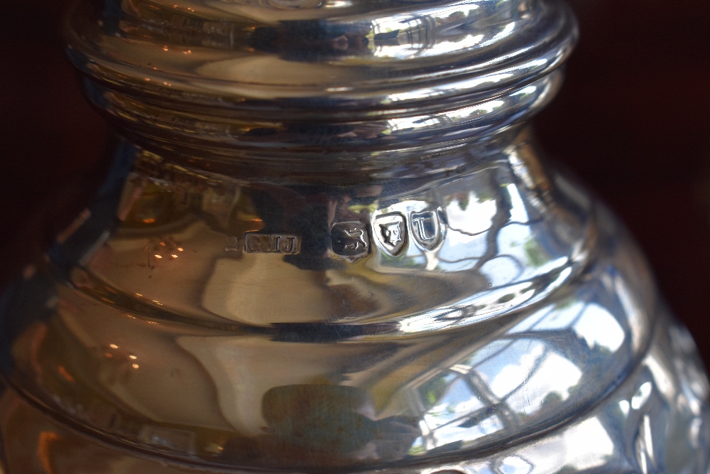 GEORGE MAUDSLEY JACKSON; a pair of late Victorian hallmarked silver sugar casters, each with band of - Bild 3 aus 3