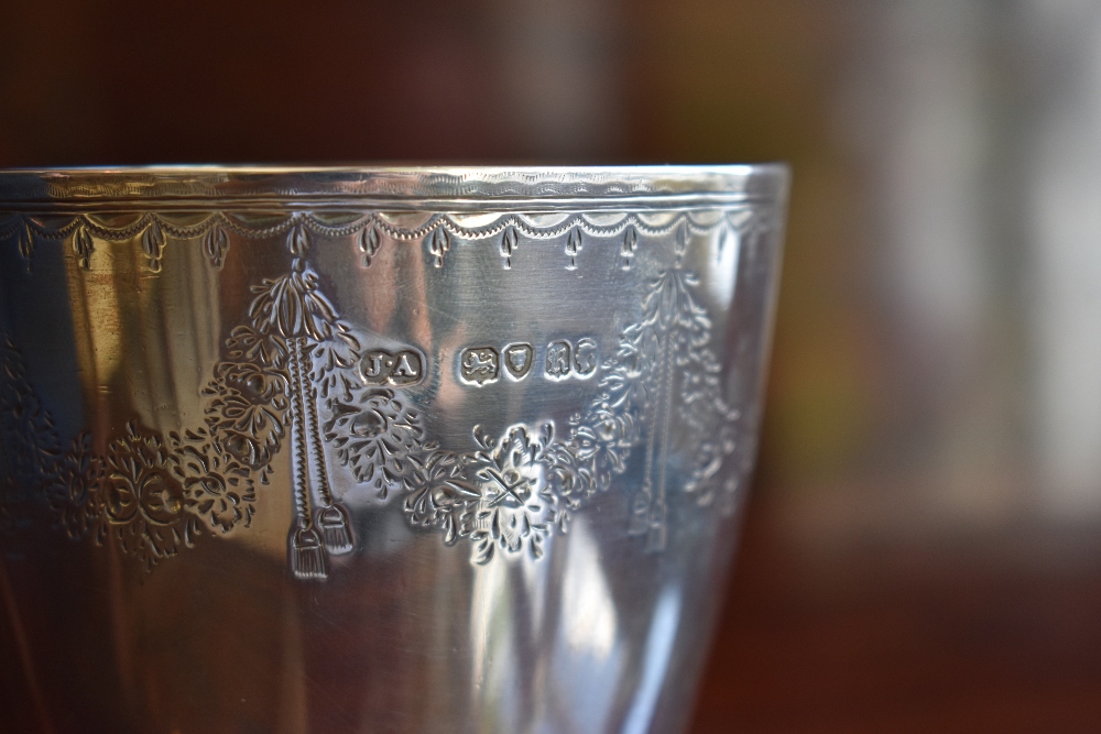 JOSEPH ANGELL; an early Victorian hallmarked silver goblet with band of swag engraved detail above - Bild 2 aus 2