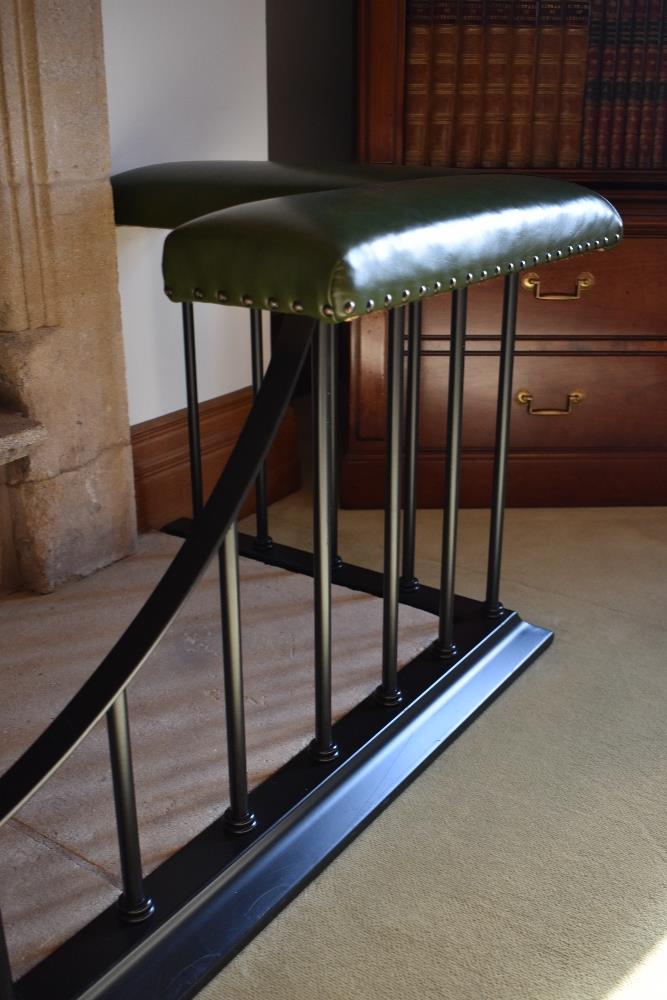 A black painted steel framed and button leather upholstered club fender, with green leather pads, - Bild 3 aus 3