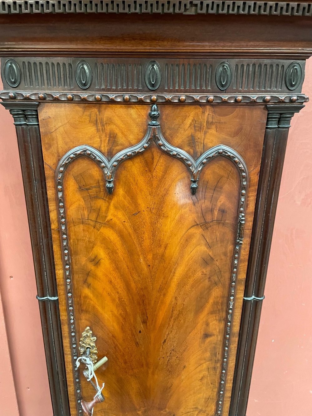 A George III mahogany and inlaid longcase clock, the elaborate swan neck pediment above fret - Bild 6 aus 18