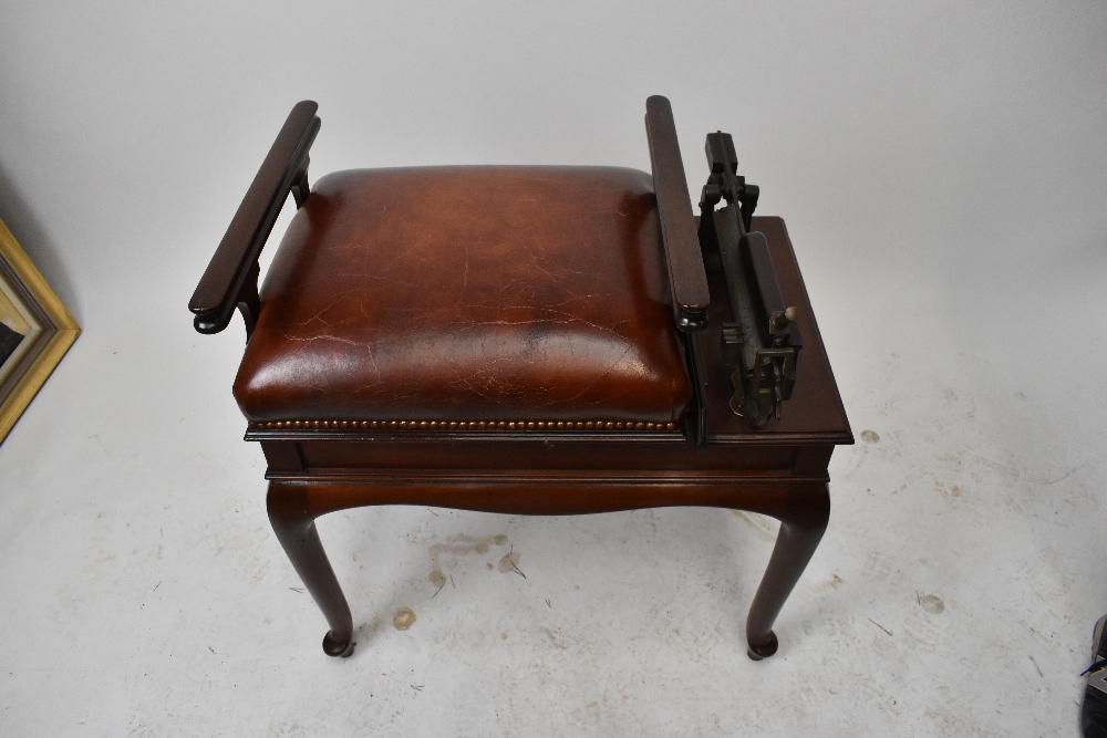 A set of Edwardian mahogany jockey or gentlemen's club scales, the brown leather stud decorated seat - Bild 6 aus 6