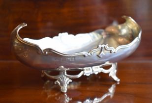 An Edwardian hallmarked silver boat shaped small bowl, raised on pierced scrolling feet, London