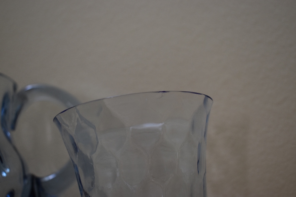 An Edwardian dimpled pale blue glass water jug, height 15.75cm and a pair of matching beakers (3). - Bild 2 aus 3