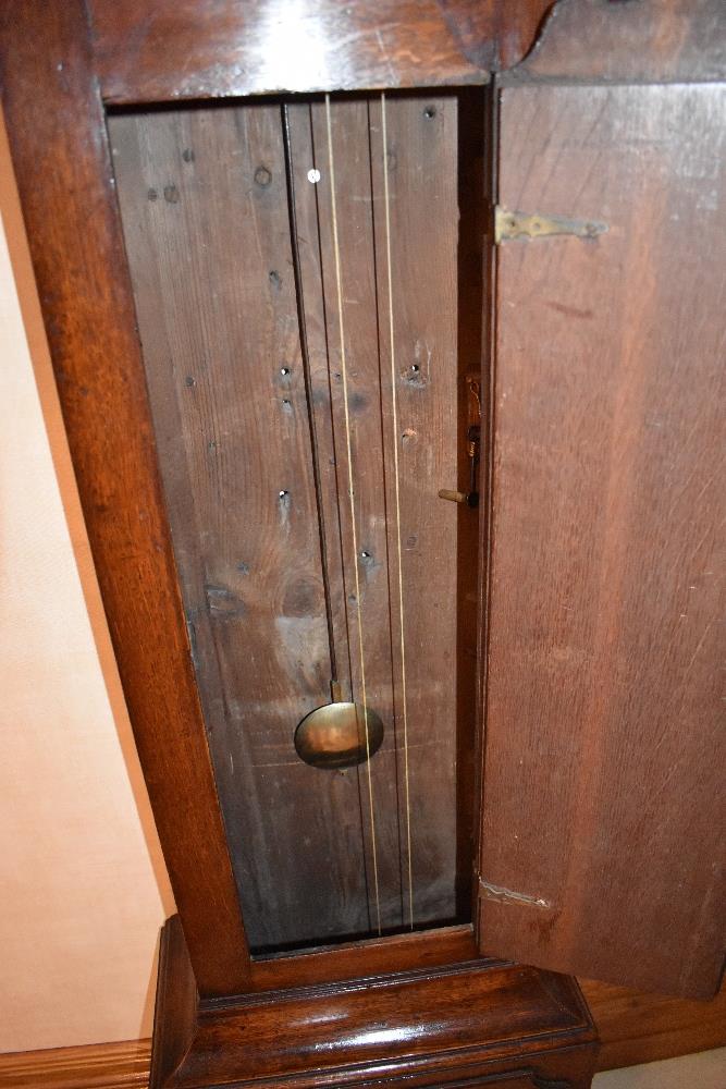 A George III oak longcase clock, the arched hood and dial with Roman numerals to the silvered - Bild 4 aus 4