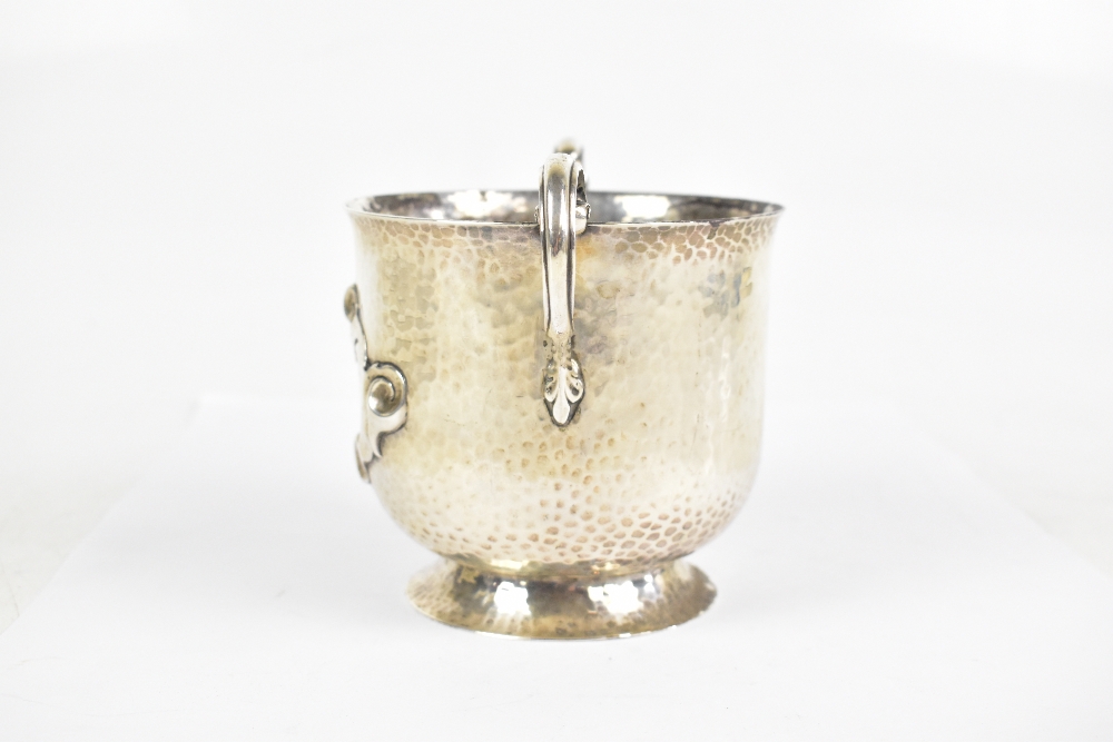 A late Victorian hallmarked beaten silver Arts & Crafts twin handled cup, with stylised central - Bild 2 aus 5