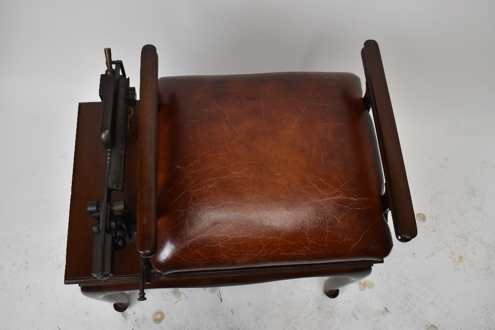 A set of Edwardian mahogany jockey or gentlemen's club scales, the brown leather stud decorated seat - Bild 2 aus 6