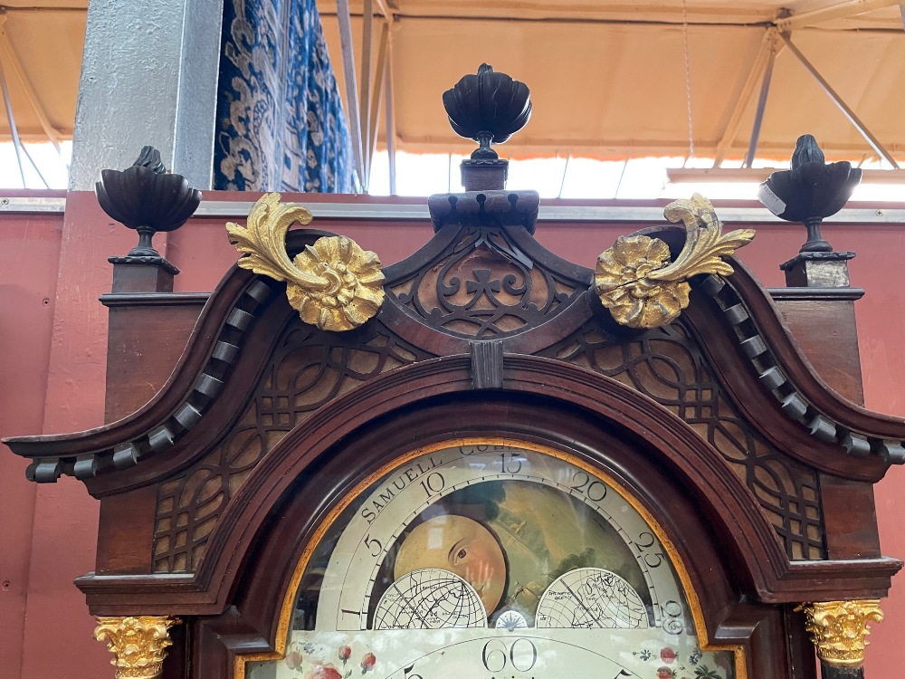 A George III mahogany and inlaid longcase clock, the elaborate swan neck pediment above fret - Bild 4 aus 18