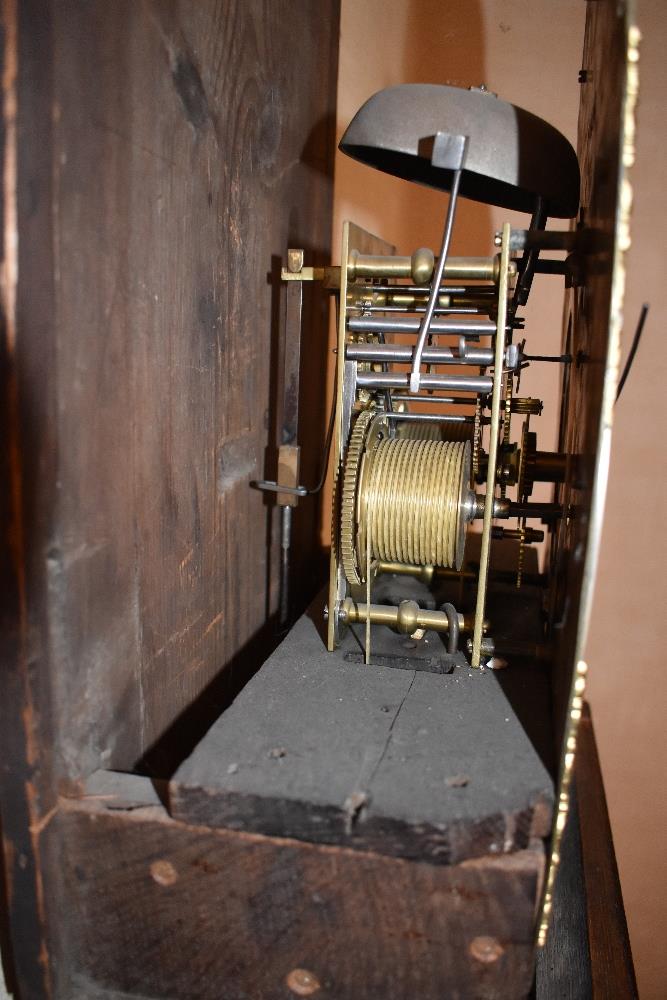 A George III oak longcase clock, the arched hood and dial with Roman numerals to the silvered - Bild 3 aus 4