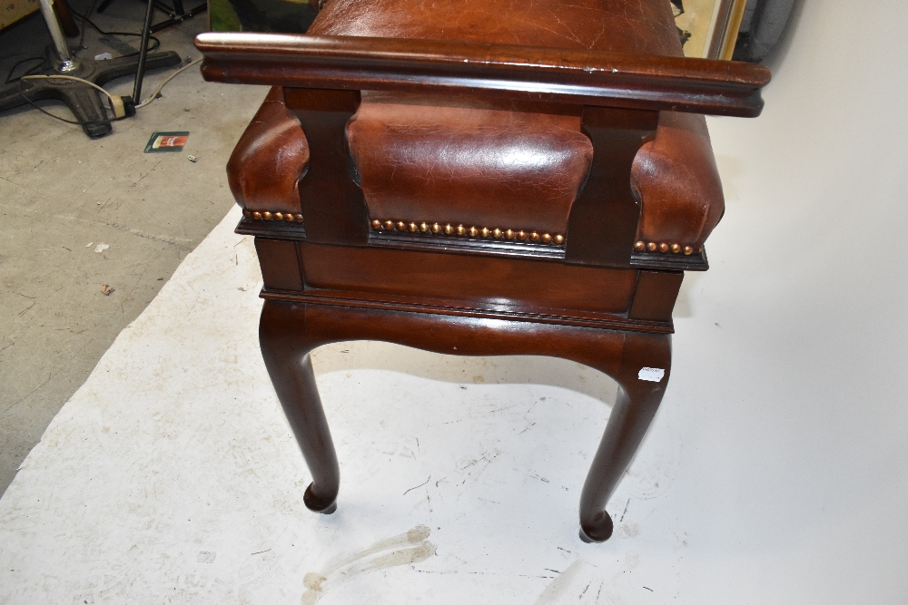 A set of Edwardian mahogany jockey or gentlemen's club scales, the brown leather stud decorated seat - Bild 5 aus 6