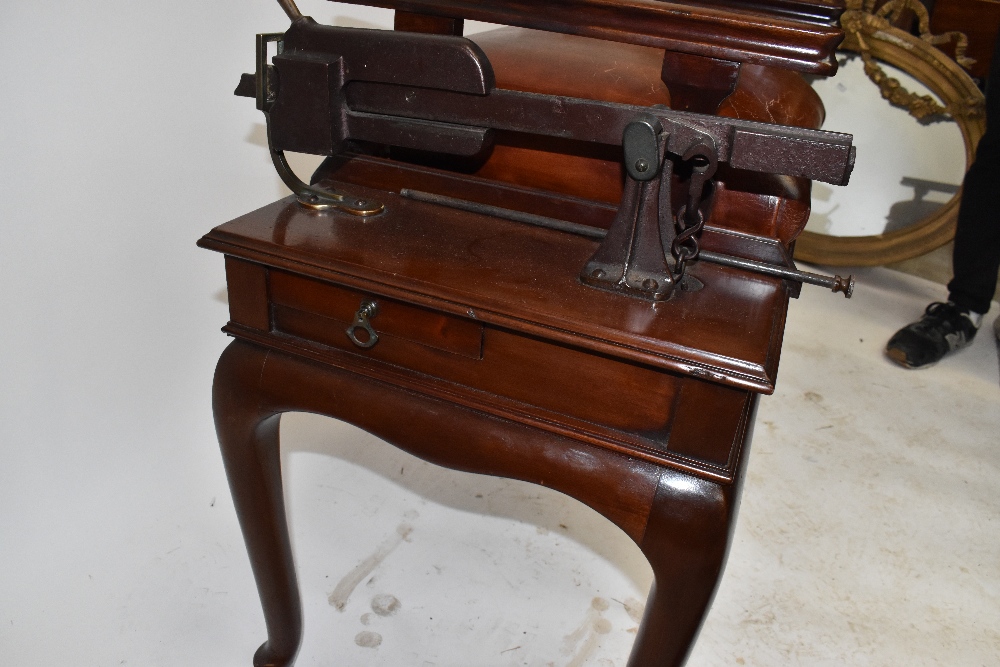 A set of Edwardian mahogany jockey or gentlemen's club scales, the brown leather stud decorated seat - Bild 4 aus 6