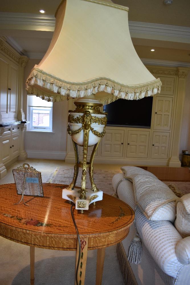 A pair of late 19th century French white marble and ormolu mounted table lamps with rams' head - Bild 3 aus 3