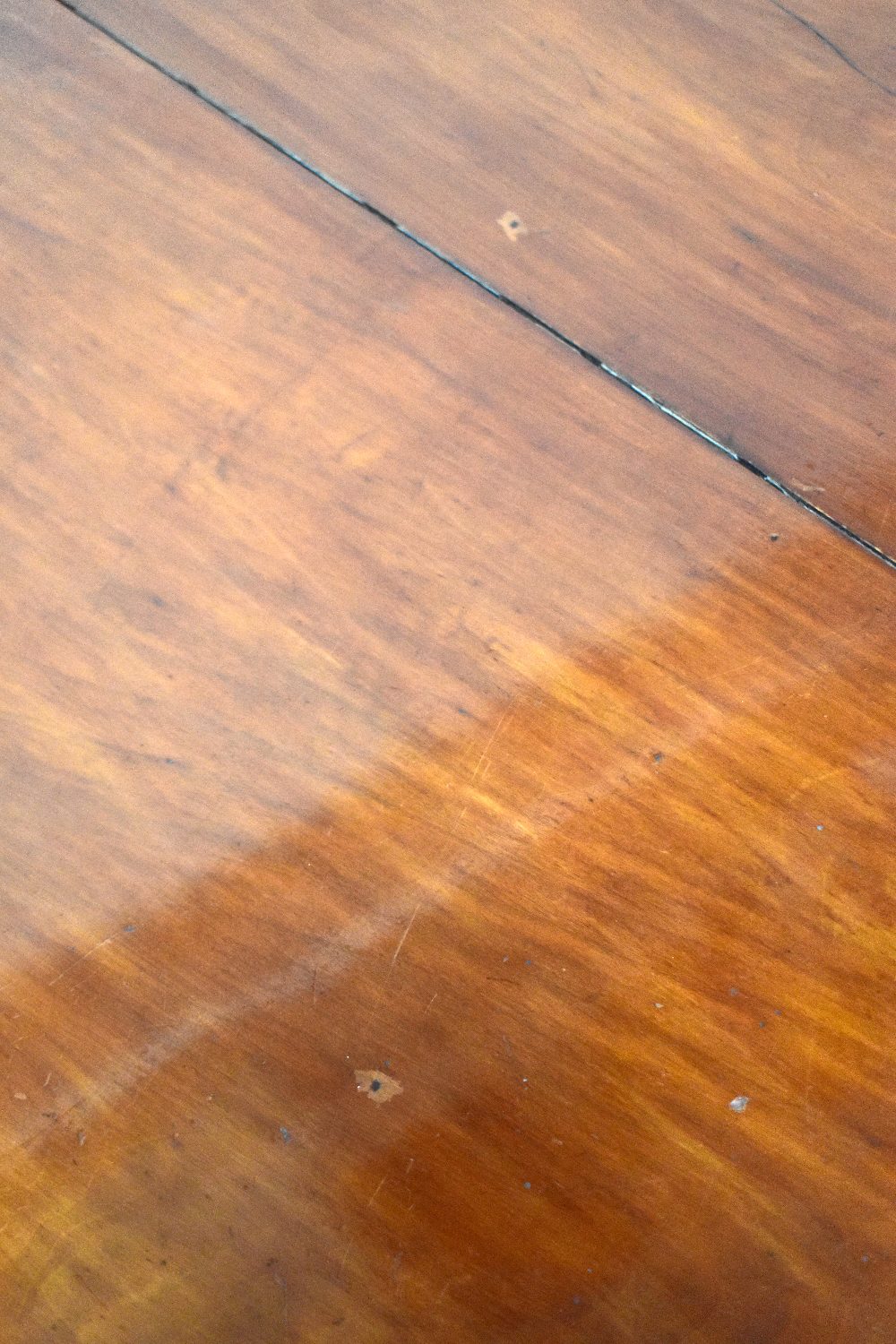 A 19th century mahogany circular tilt-top breakfast table with hexagonal column and raised on - Bild 3 aus 7