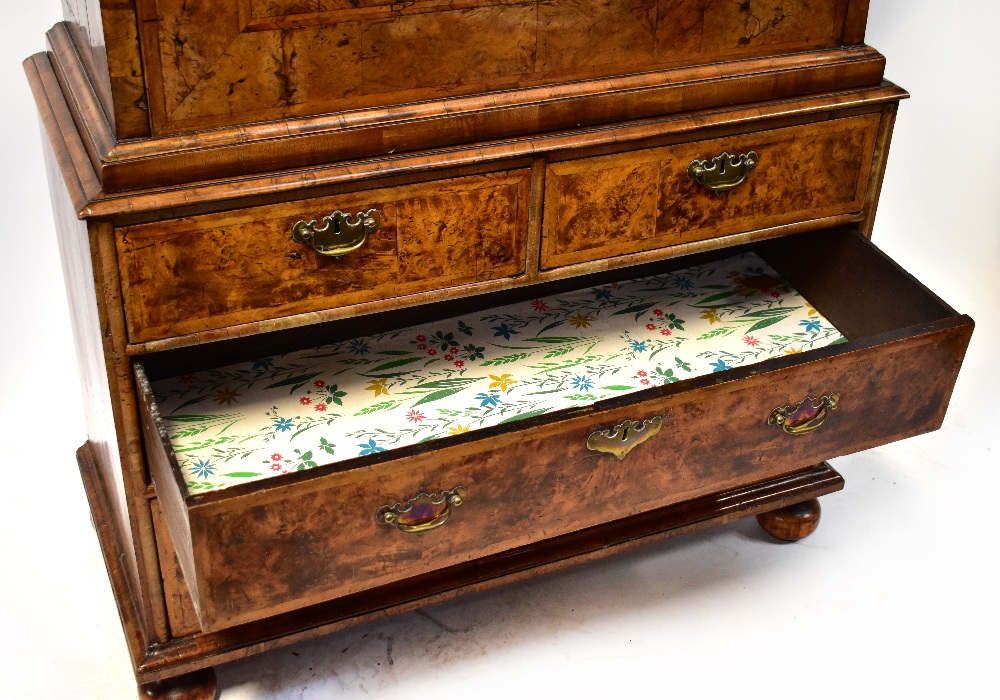 A late 17th/early 18th century burr walnut escritoire with fall-front revealing a fitted interior - Bild 3 aus 9