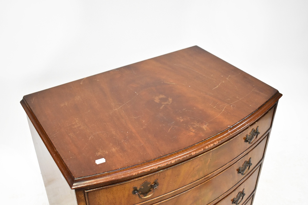 An early 20th century mahogany bow-fronted chest of four graduated drawers, raised on bracket feet, - Bild 2 aus 5