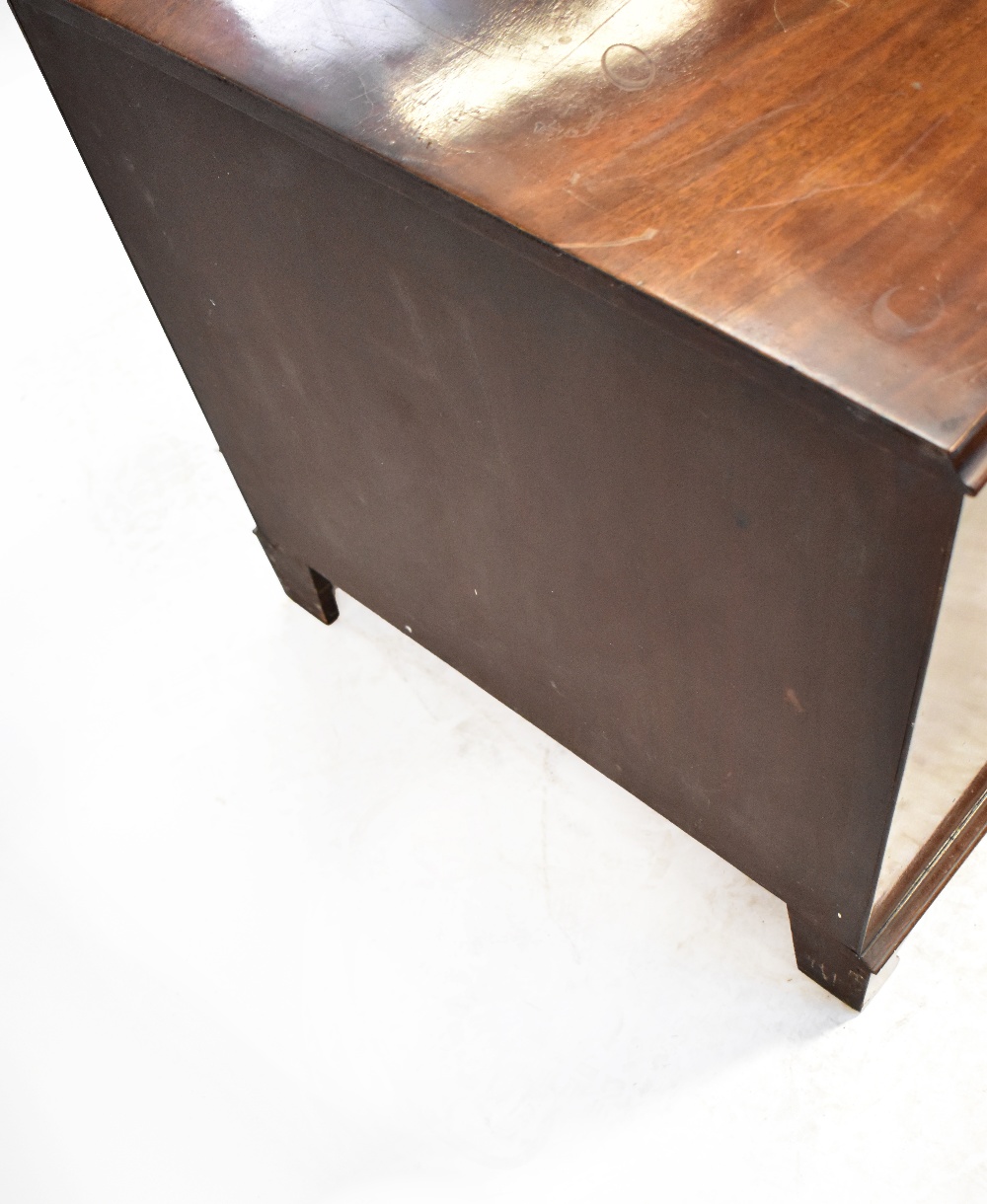 An early 20th century mahogany bow-fronted chest of four graduated drawers, raised on bracket feet, - Bild 5 aus 5