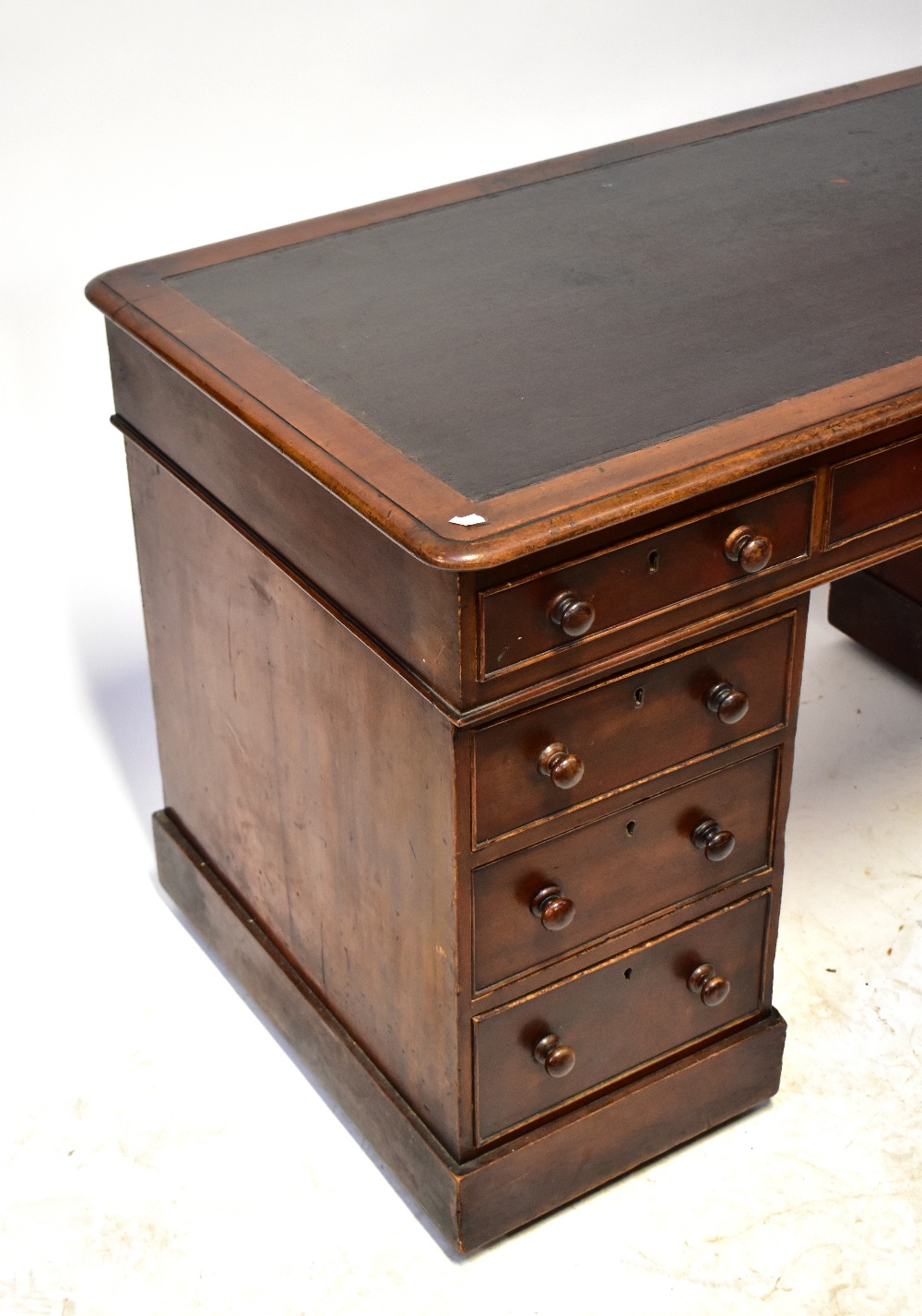 A Victorian mahogany twin pedestal desk with leather inset top over one long drawer and each - Bild 2 aus 3