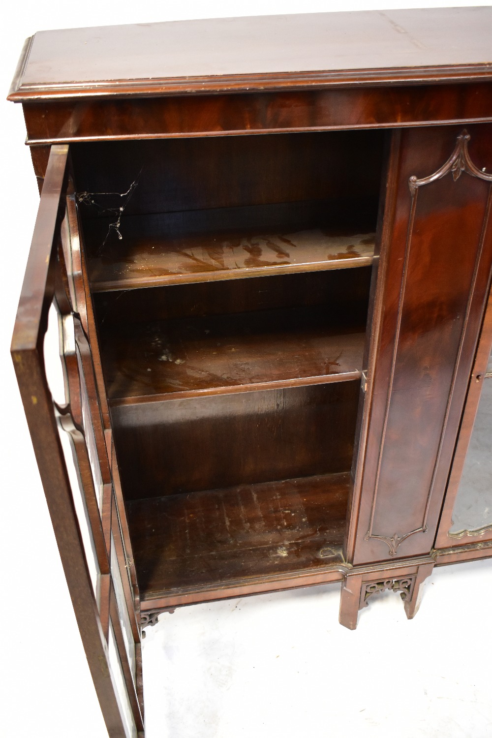 A 19th century Chippendale-style mahogany floorstanding cabinet, - Bild 3 aus 3