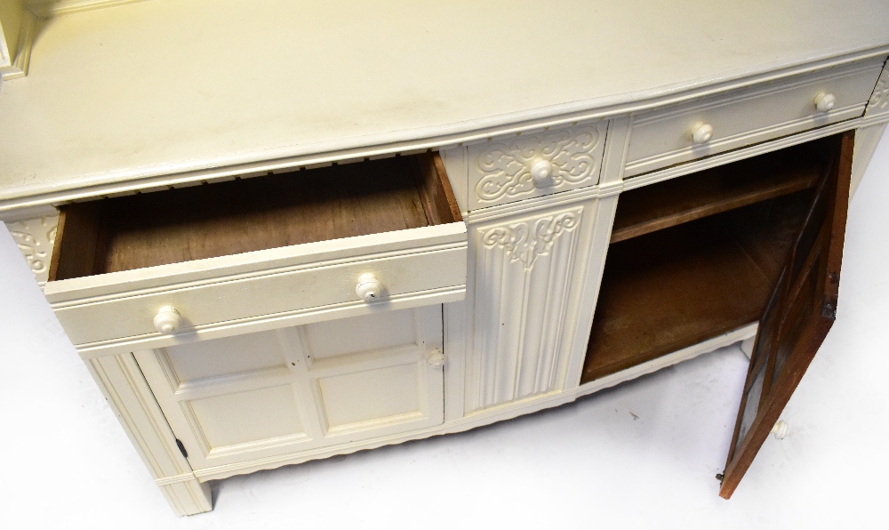 An early 20th century white painted dresser, - Bild 3 aus 4